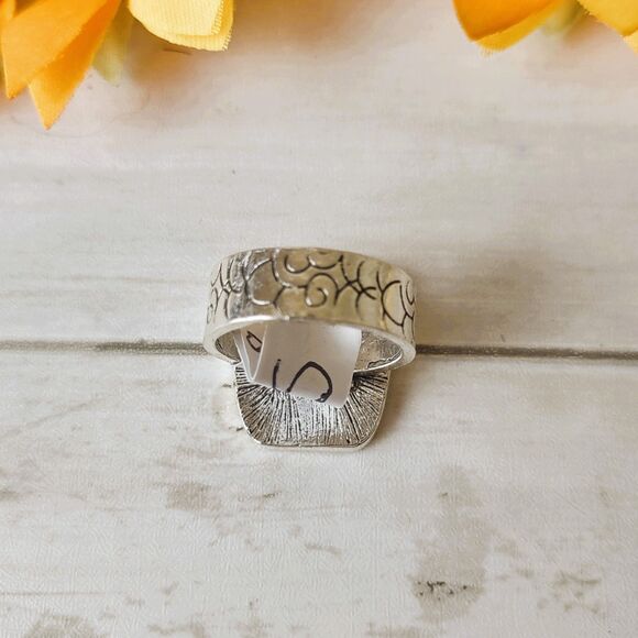 NEW Big Bold Silvertone Ring, Night Scene w/Scroll Work on Band Size 8 - Picture 4 of 5